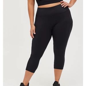 NWT Torrid Capri Pocket Leggings